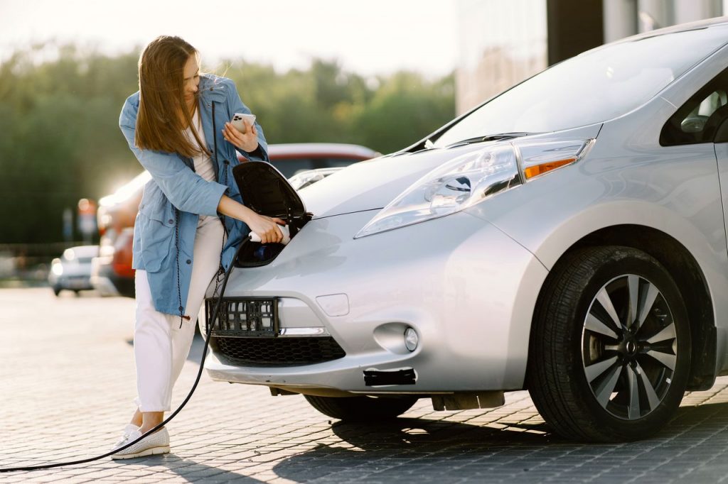 femme recharge voiture electrique