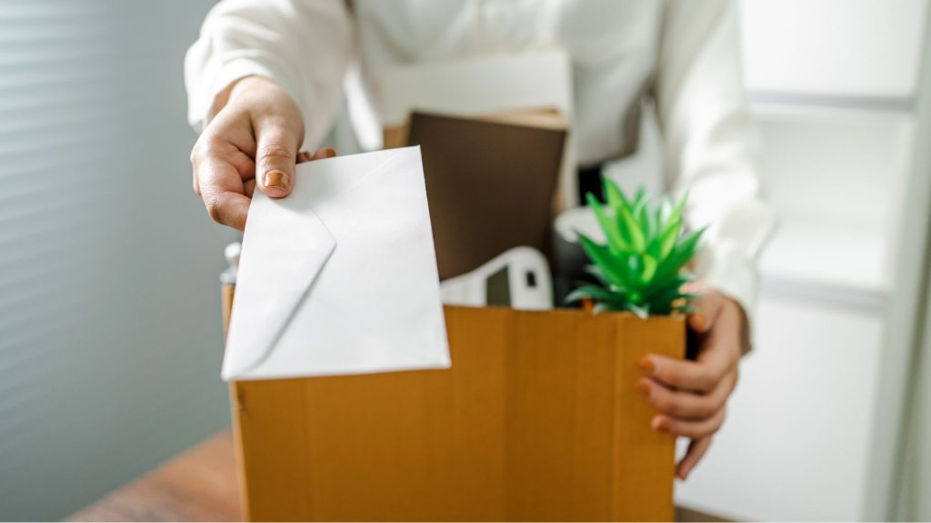 femme donne lettre de démission à son patron